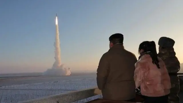 북한 김정은 위원장이 이달 18일 대륙간탄도미사일(ICBM) '화성-18형' 발사훈련을 참관하고 있다