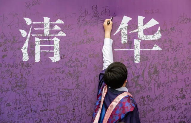 蔣方舟19歲時,被清華大學以降60分的操作破格錄取。
