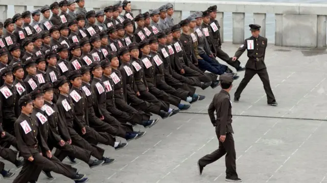 Soldados norte-coreanos treinando na Praça Kim Il-sungla casa de apostasPyongyang, na Coreia do Norte