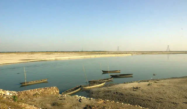 একসময়ে গঙ্গার উপনদী হিসাবে বইলেও ১৭৮৭ থেকে নতুন খাতের দিকে সরে যায় তিস্তা