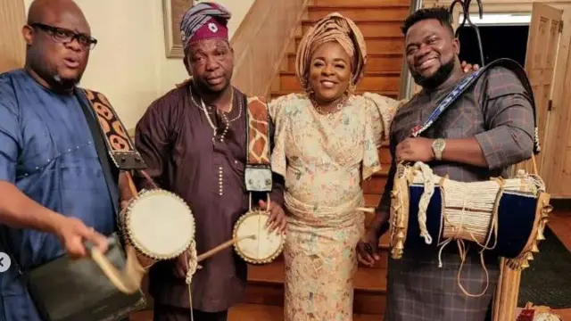 Bukola ati awọn onilu ni Amẹrika