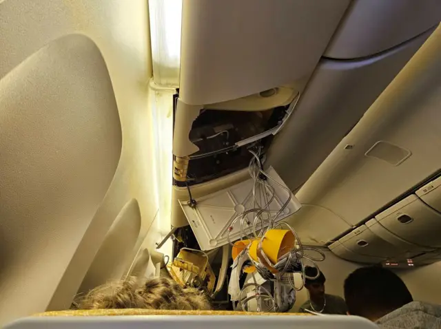 El interior de la cabina dañada