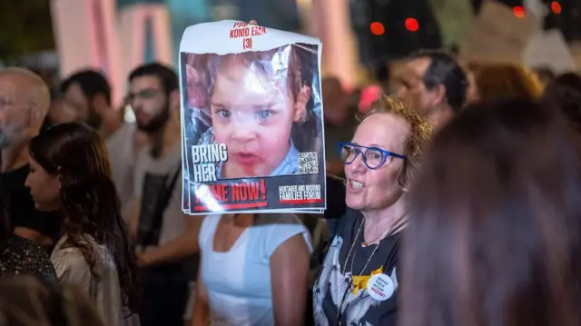 Familia na marafiki wa Waisraeli waliokuwa wakishikiliwa mateka na Hamas huko Gaza walikusanyika kwenye "Hostages Square" nje ya Jumba la Makumbusho la Sanaa la Tel Aviv, wakiitaka serikali ya Israel kuchukua hatua za haraka ili kuwaachilia mateka hao. Tukio hili lilifanyika tarehe 28 Oktoba.