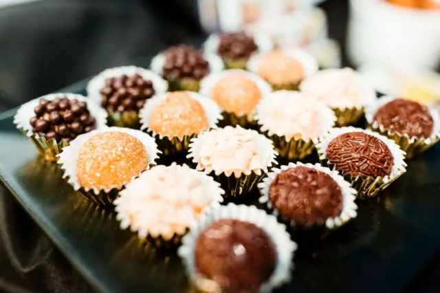 Vários brigadeiros em uma bandeja 