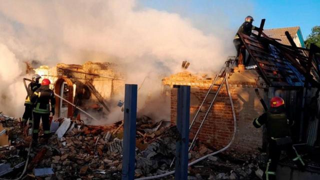 Рятувальники ліквідовують наслідки ракетної атаки на Київщині