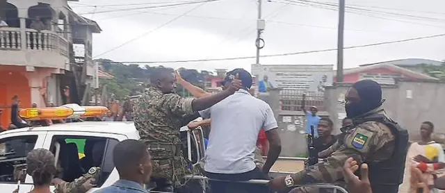 Des éléments de l’armée gabonaise salués par la foule 