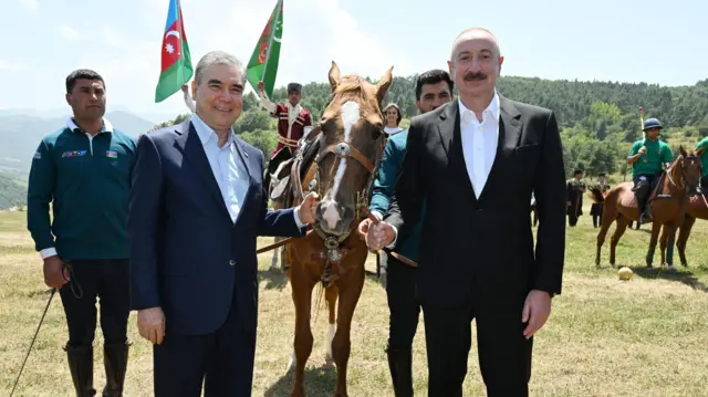 Prezident İlham Əliyev Qurbanqulu Berdiməhəmmədova at bağışlayıb