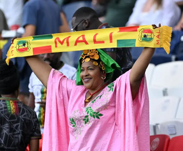 Wata mace ta daga tutar kasar Mali, a birnin Fari na  kasar Faransa 