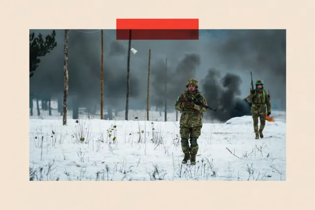 Двоє військових ідуть по засніженому полю