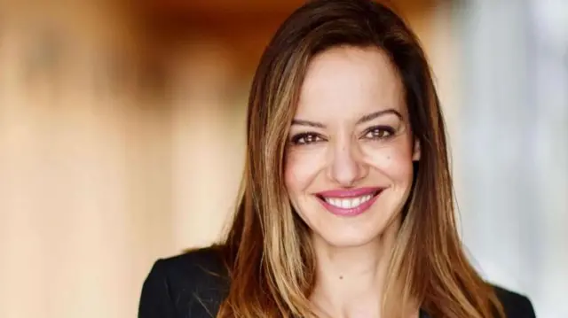 Gülümseyen bir kadın