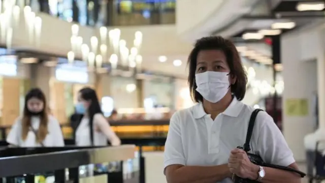 Ilustrasi warga berjalan di pusat perbelanjaan.