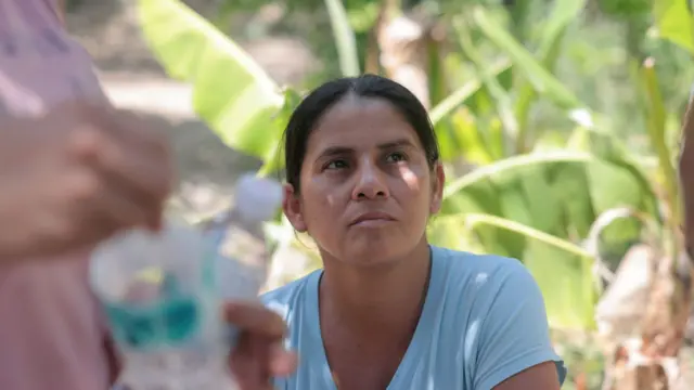 Mildrey, la esposa de Darwin Serrano, otro de los repatriados de Estados Unidos a Venezuela en el vuelo 164, en La Guaira, Venezuela, julio de 2026.