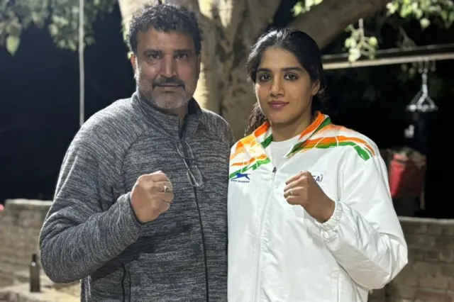 ਬਾਕਸਰ ਨੂਪੁਰ ਸ਼ਿਓਰਾਨ ਆਪਣੇ ਪਿਤਾ ਸੰਜੇ ਕੁਮਾਰ ਨਾਲ