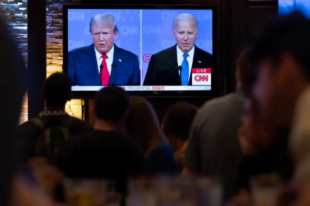 Estadounidenses miran por televisión el debate entre Trump y Biden