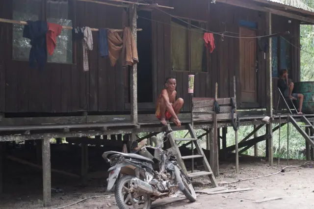 Tak punya tanah dan tidak memiliki bekal pendidikan memadai, Dahlia berkata dirinya dan anak-anak muda lain di kampungnya akan tersingkir dari ibu kota baru.