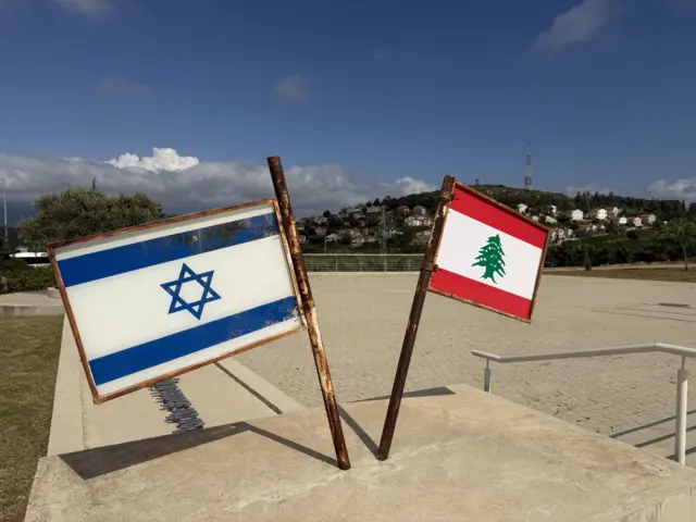 علما إسرائيل ولبنان يرفرفان على الحدود بين الدولتين