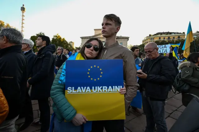 Một phụ nữ cầm tấm biểu ngữ ghi dòng chữ “Slava Ukraini” trong một cuộc mít tinh ủng hộ Ukraine tại Arco della Pace ở Milan, Ý, vào ngày 5/11/2022.