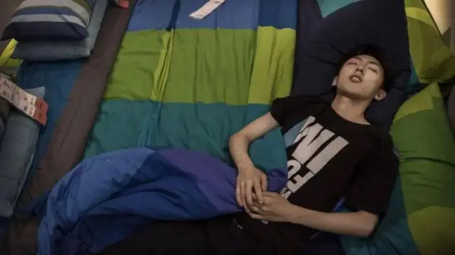 Хлопець спить