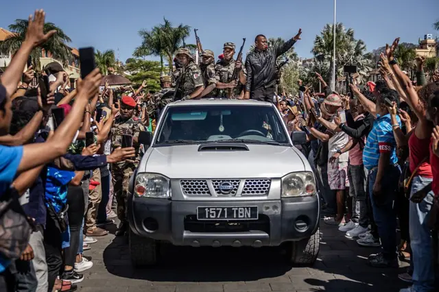 La unidad militar que tomó el poder recorrió las calles de la capital de Madagascar. 