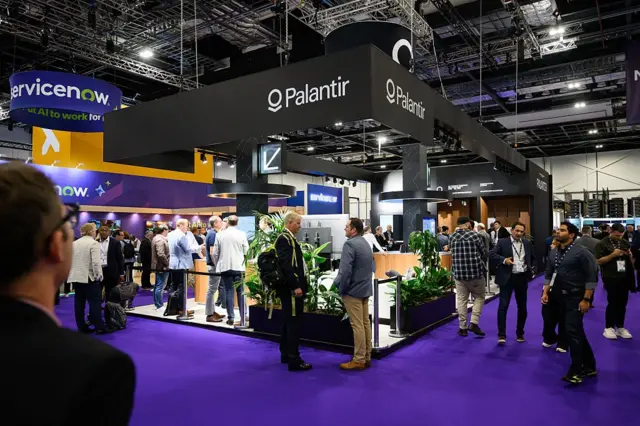 Un stand de Palantir en una conferencia de tecnología.