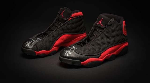 Photo d'une paire de baskett Air Jordans rouge ett noire
