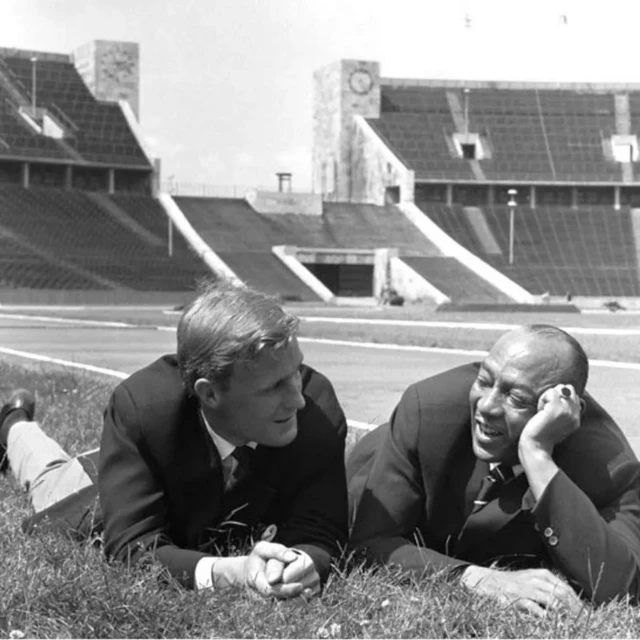 O filho de Luz Long, Kai, e Jesse Owens recriam a imagem dos Jogos Olímpicos de 1936 no Estádio Olímpico de Berlim