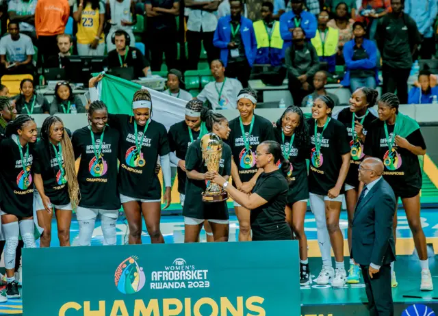 Nigeria ihabwa igikombe na minisitiri w'imikino w'u Rwanda Aurore Munyangaju