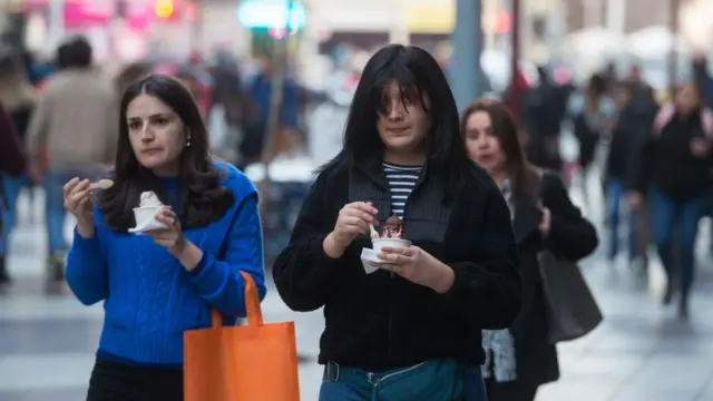 Mujeres comiendo helado