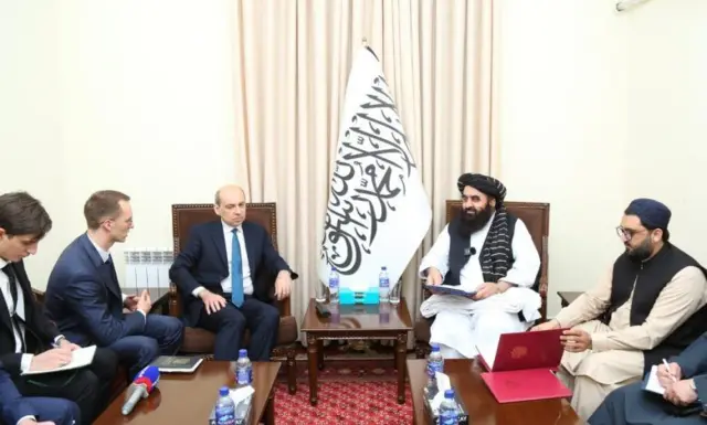  دیمیتری ژیرنوف،  سفیر روسیه در کابل با امیرخان متقی، وزیر خارجه طالبان 