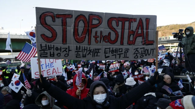 Pendukung Presiden Korea Selatan Yoon Suk Yeol berkumpul saat badan antikorupsi Korsel memasuki kediaman presiden di Seoul, pada 3 Januari 2025.
