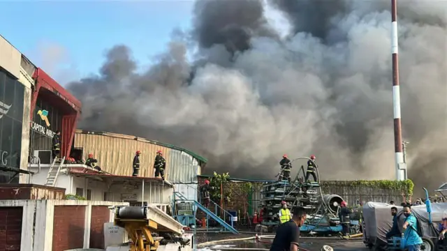 আগুন নিয়ন্ত্রণের চেষ্টা করছেন ফায়ার সার্ভিসের কর্মীরা 