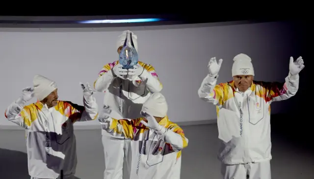 Это изготовленная из венецианского стекла ваза, в которой горел Олимпийский огонь, по традиции зажженный в Греции несколькими месяцами ранее.