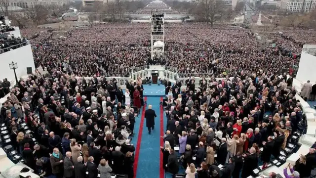 Шайлоодо жеңип чыккан Дональд Трамп Вашингтондогу инаугурация аземинде көк килемден басып баратат