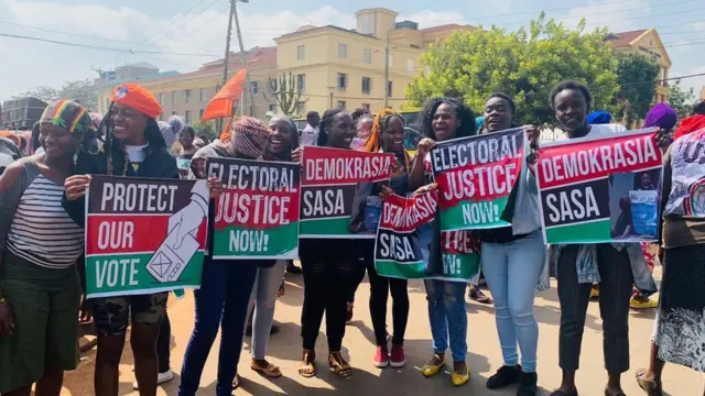 Abashyigikiye Raila Odinga bateraniye hanze y'inyubako y'urukiko mbere yuko icyo kirego gitangwa