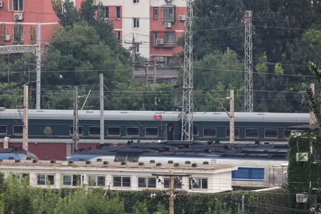 မြောက်ကိုရီးယားအလံတပ်ထားတဲ့ ကင်ရဲ့ သံချပ်ကာ ရထား ဘေဂျင်း ဆင်ခြေဖုံးကို ဝင်လာ