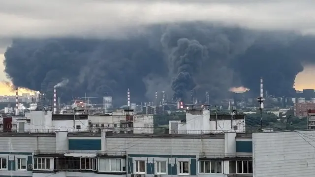 Humo tras edificios