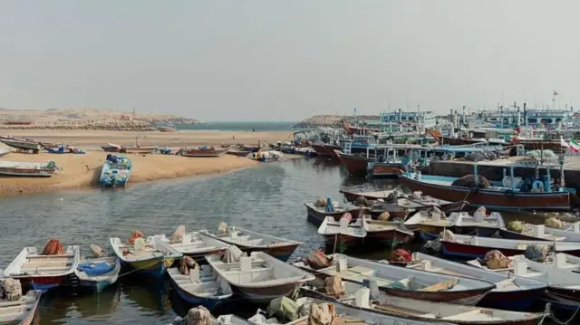 படகுகள் நின்றுகொண்டிருக்கும் காட்சி 