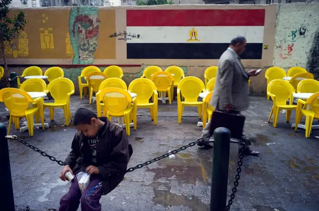 Un hombre pasa delante de un café callejero en El Cairo, Egipto.