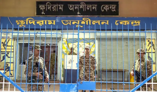 কেন্দ্রীয় বাহিনীর সদস্যরা ক্ষুদিরাম অনুশীলন কেন্দ্রের স্ট্রংরুম পাহারা দিচ্ছেন।