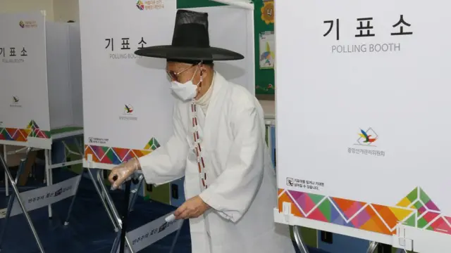 충남 논산 한 서당의 훈장과 가족들이 투표소에서 투표를 하고 있다