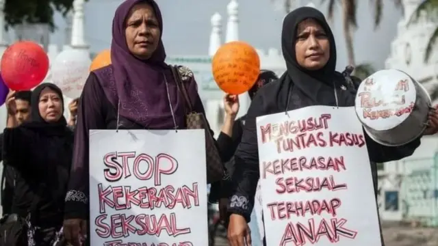 Sekelompok orang melakukan demonstrasi menolak kekerasan seksual terhadap anak.