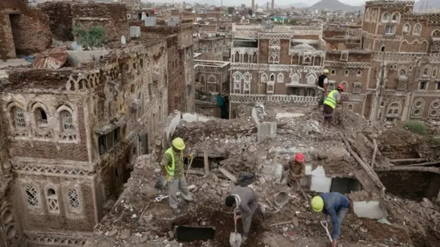 የመን፤ ሰነዓ ውስጥ በዝናብ ፈረሰ ህንጻ ፍርስራሽን የሚያጸዱ ሠራተኞች