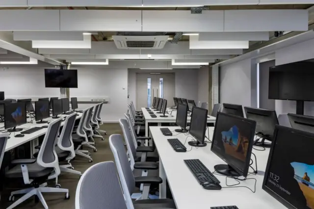 Аудитория со столами и компьютерами