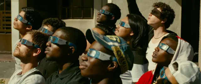 Вслед за Юрием все обитатели Города Гагарина заражаются его любовью к космосу и, как завороженные, наблюдают за солнечным затмением