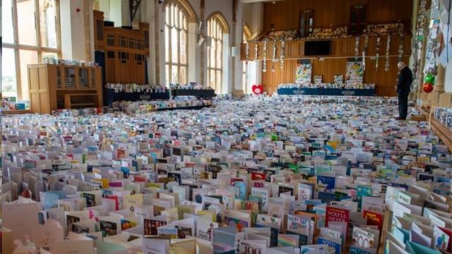 汤姆上尉收到了来自世界各地的生日贺卡12万多张，摆放在他孙子就读中学的礼堂里。