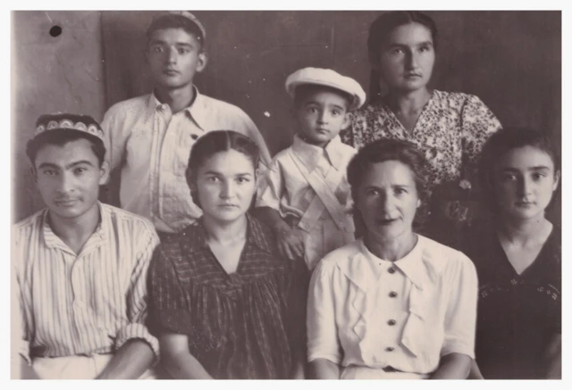 Бася ва Алмара Матқул хўжандлик қариндошлари орасида. 1950-йиллар