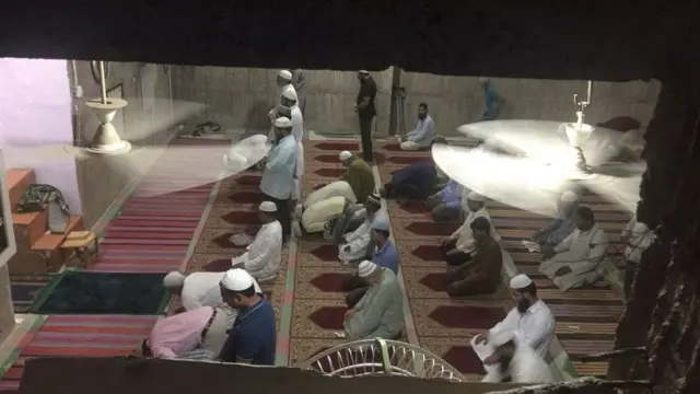 નમાઝ પઢતા લોકો