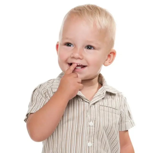 Bebé tocándose la boca