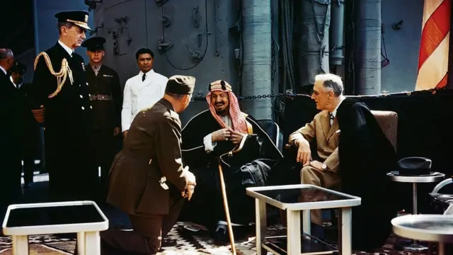 মার্কিন রণতরী ইউএসএস কুইন্সিতে বাদশাহ ইবন সৌদের সাথে প্রেসিডেন্ট রুজেভেল্টের বৈঠক।