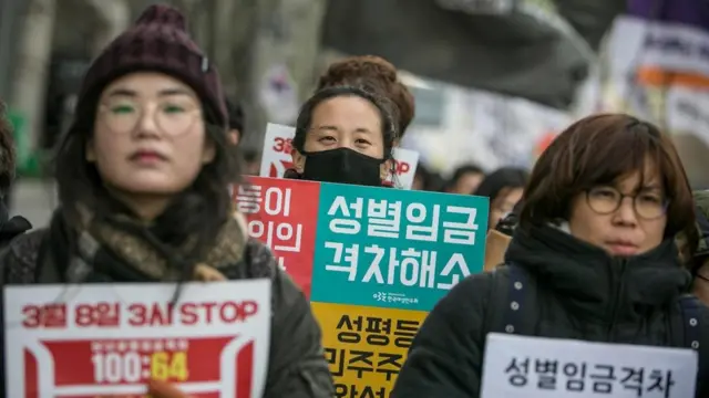 نساء في كوريا الجنوبية ينظمن احتجاجا ضد عدم المساواة بين الجنسين والمضايقات الجنسية في أماكن العمل في العاصمة سيول